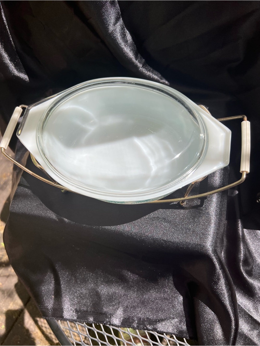 Vintage PYREX casserole dish with lid and holder circa 1959-1961 - Picture 2 of 11